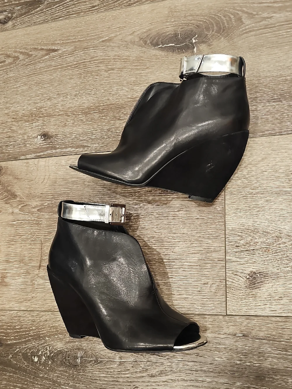 Kenneth Cole New York Silver Peep Toe Broome Wedges Black Leather Heels SZ 7.5